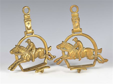 Coppia di staffe in bronzo dorato decorate con fantini a cavallo Pair of...