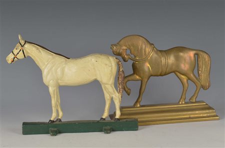 Lotto di due ferma porte uno in bronzo ed uno in metallo laccato a forma di...