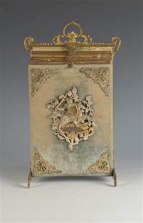 Album portafoto con struttura in metallo dorato, copertina in velluto con...