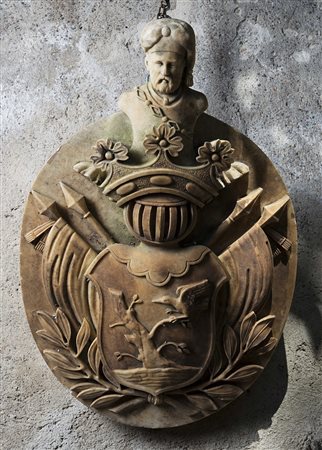 Stemma nobiliare in marmo bianco decorato a volute,foglie,armi e sormontato...