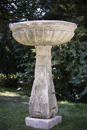 Acquasantiera in marmo bianco con vasca di forma circolare baccellata. Base a...