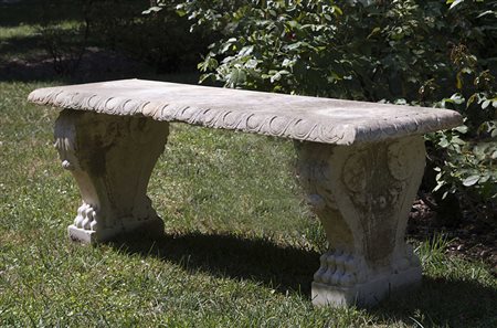 Panca da esterno in marmo bianco con montanti scolpiti a volute e piedi...