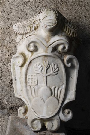 Stemma nobiliare in marmo bianco di Carrara di forma sagomata sormontato da...