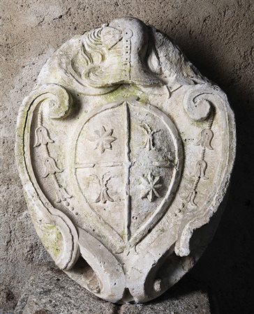 Stemma nobiliare in pietra scolpita a stelle e spighe di forma sagomata,...
