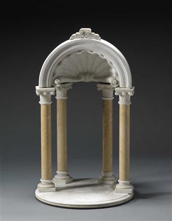 Cupola a valva di conchiglia sorreta da quattro colonne in marmo giallo con...