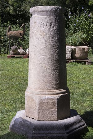 Antico cippo in marmo tornito poggiante su base ottagonale(h.cm.114)(difetti)...