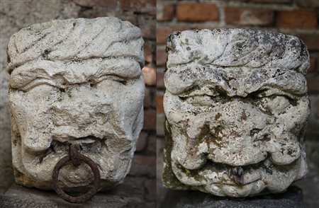 Coppia di mascheroni apotropaici con anelli per legare i cavalli in pietra...