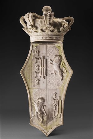 Stemma nobiliare quadripartito con leoni rampanti in marmo bianco scolpito a...