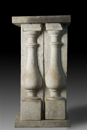 Gruppo di quattro antichi elementi architettonici decorati a mezza...