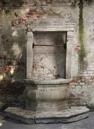 Vera da pozzo a muro di forma sagomata e bombata in granito con montanti a...