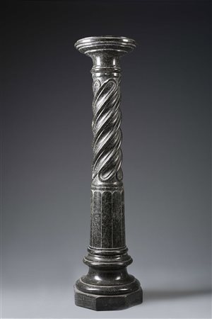 Colonna portavaso in marmo Verde Alpi con fusto a torciglione e base di forma...