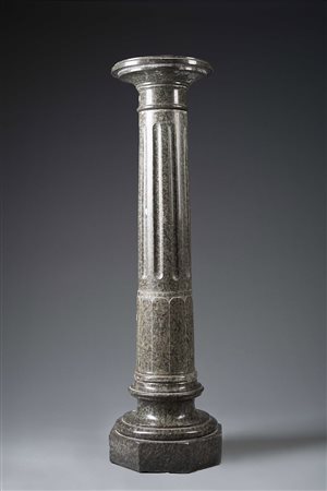 Colonna portavaso in marmo Verde Alpi con fusto scanalato e base di forma...