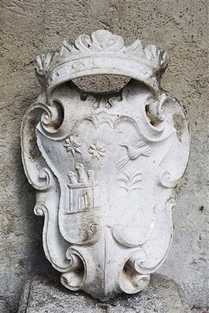 Stemma nobiliare bipartito in marmo bianco scolpito con uccelli, fiere e...