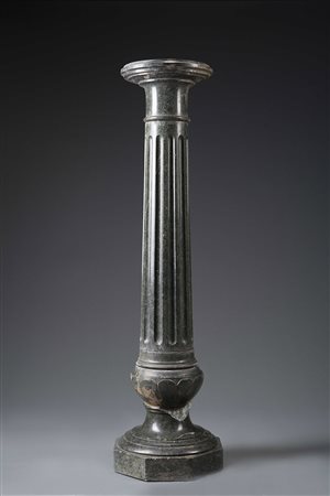 Colonna portavaso in marmo Verde Alpi con fusto a scanalato e base di forma...