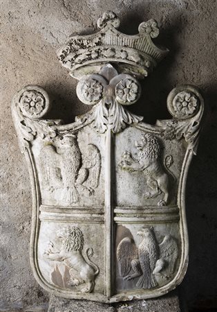 Stemma nobiliare in marmo bianco quadripartito con due leoni rampanti e due...