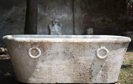 Grande vasca in marmo bianco con anelli scolpiti. Inizio sec...