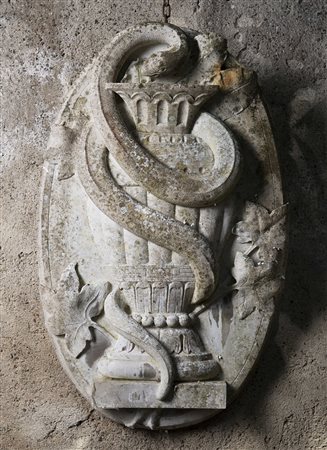 Stemma di congregazione in marmo bianco scolpito con serpente avvilluppato su...