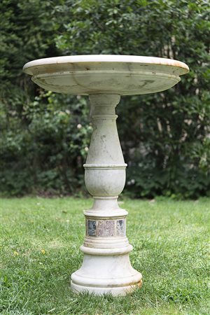 Acquasantiera in marmo con vasca circolare poggiante su colonna centrale...