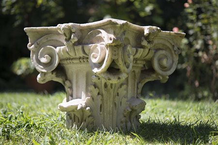 Coppia di antichi capitelli corinzi in marmo bianco(cm.50X42X50) (difetti e...