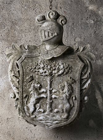 Stemma nobiliare in marmo bianco scolpito a volute e leoni rampanti attorno...