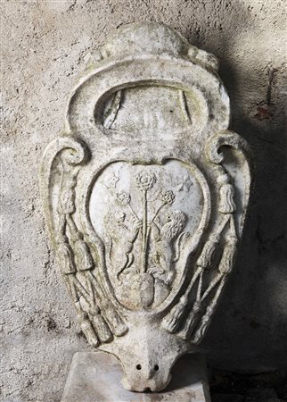 Stemma cardinalizio in marmo bianco sagomato e scolpito a leoni che...