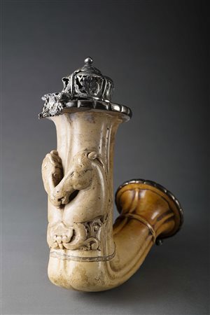 Pipa in schiuma con ghiere in argento decorata in rilievo con profili di...