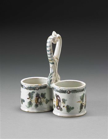 Oliera da tavola in maiolica con decoro policromo a ghirlanda di fiori. Presa...