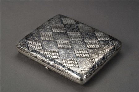 Scatola portasigarette in argento niellato cesellata a losanghe (difetti)...