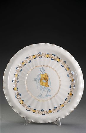 Crespina su piede in maiolica con bordo sagomato ad onda. Decorazione...