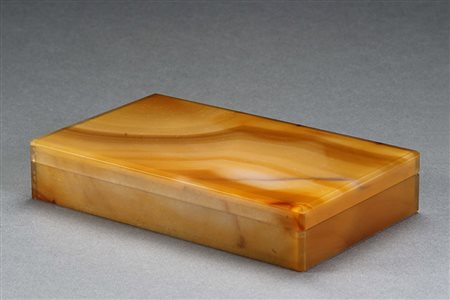 Scatola porta sigarette in agata di forma rettangolare con cerniera in oro...