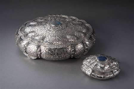 Lotto composto da due bomboniere in argento cesellato con inserzione di...