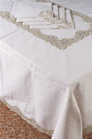 Corredo da tavola composto da tovaglia e quattordici tovaglioli in tessuto...