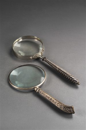 Lotto di due lenti di ingrandimento con manici in argento cesellato Lot...