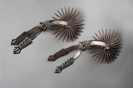 Coppia di speroni in argento e ferro decorati a volute fogliate, fiori e...