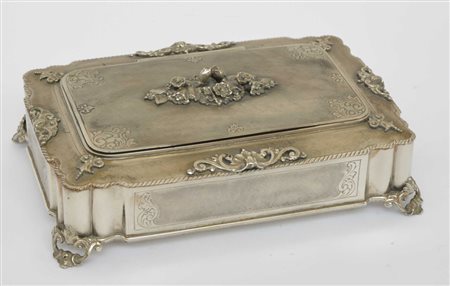 Scatola di forma rettangolare in argento cesellato e decorato a rilievo,...