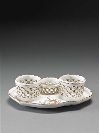 Servizio da scrittoio in maiolica composto da tre cestini traforati su un...