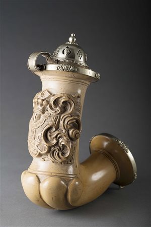 Pipa in schiuma con ghiera in metallo argentato e corpo decorato in rilevo...