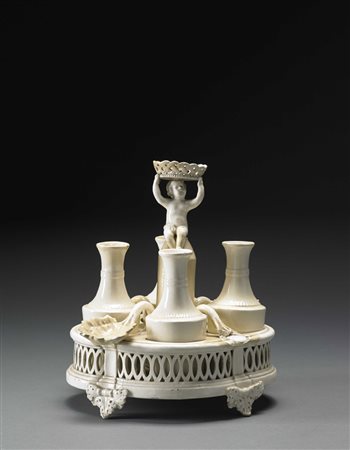 Set da condimento costituito da oliera in terraglia color crema con alta base...