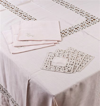 Corredo da tavola composto da: tovaglia rettangolare, otto tovaglioli e otto...