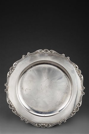 Vassoio di forma circolare con bordi decorati a volute. Argentiere Frugoni...