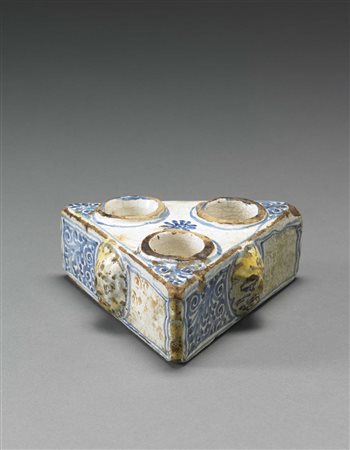 Calamaio triangolare in maiolica a tre vaschette tonde. Decorazione in blu e...