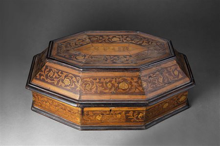 Scatola del sec. XVIII di forma sagomata in legno intarsiato a volute e...