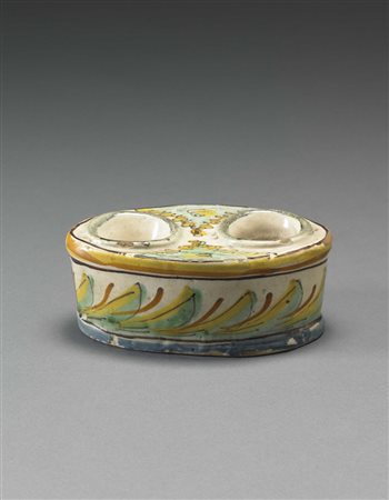 Calamaio in maiolica con porta inchiostro ovale a due vaschette tonde....