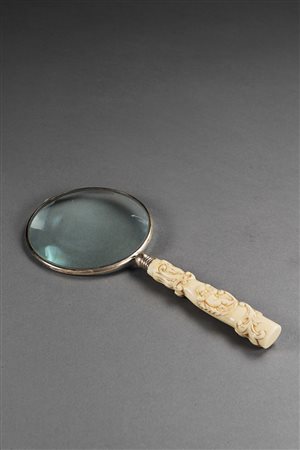 Lente di ingrandimento del XIX secolo con manico in avorio scolpito con putto...