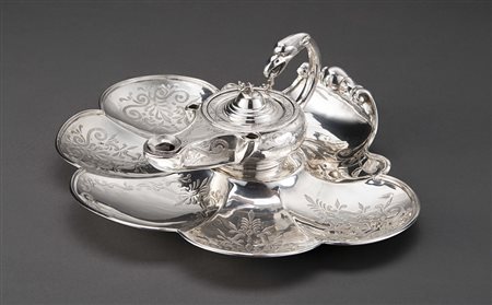 Bugia in argento cesellato a motivi vegetali con presa a forma di testa di...