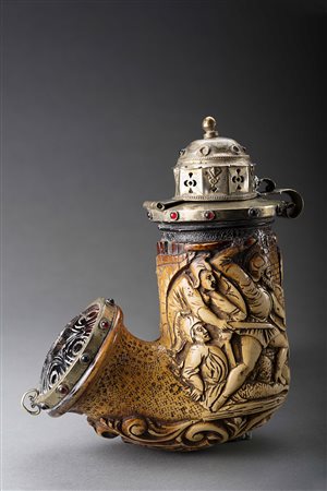 Pipa in schiuma con ghiere in metallo argentato decorate con cabochon. Corpo...
