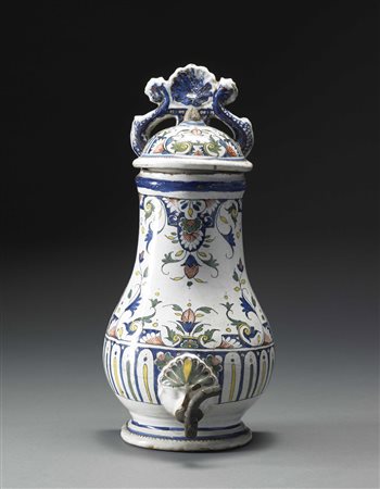 Fontana da tavola in maiolica con mascherone centrale e rubinetto in metallo....