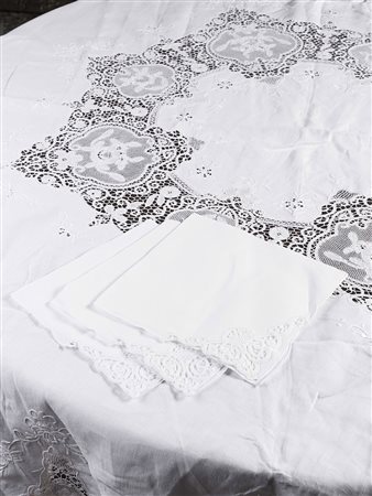 Tovaglia rettangolare in lino con guarnizioni, ricami a tombolo e sei...