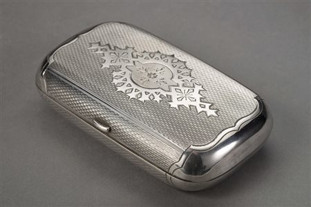 Tabacchiera in argento zigrinato e inciso a motivi geometrici . Mosca fine...