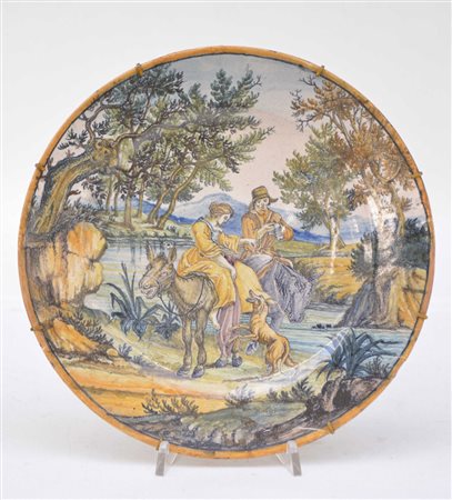 Piatto tondo a bordo liscio in maiolica policroma decorato a tutta superficie...